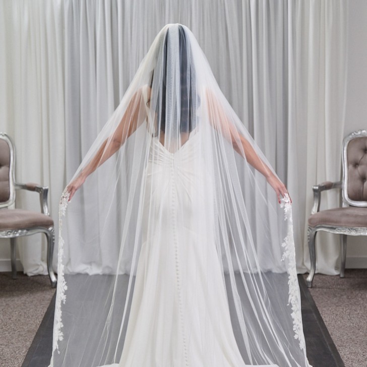 Cotswold Long voile à un seul niveau en tulle italien perlé avec dentelle florale