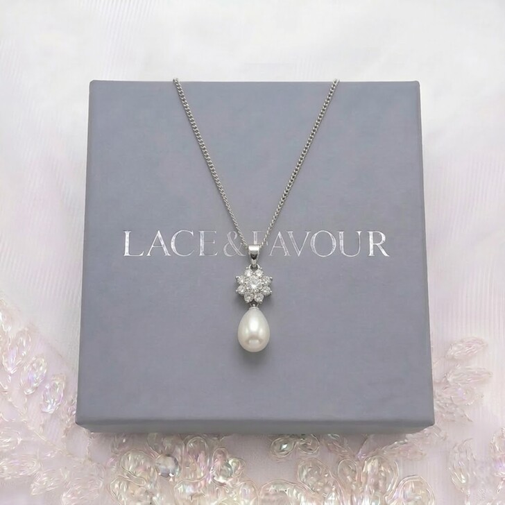Darcey – Braut-Halskette mit Blumenmotiv, Zirkonia und Perlen