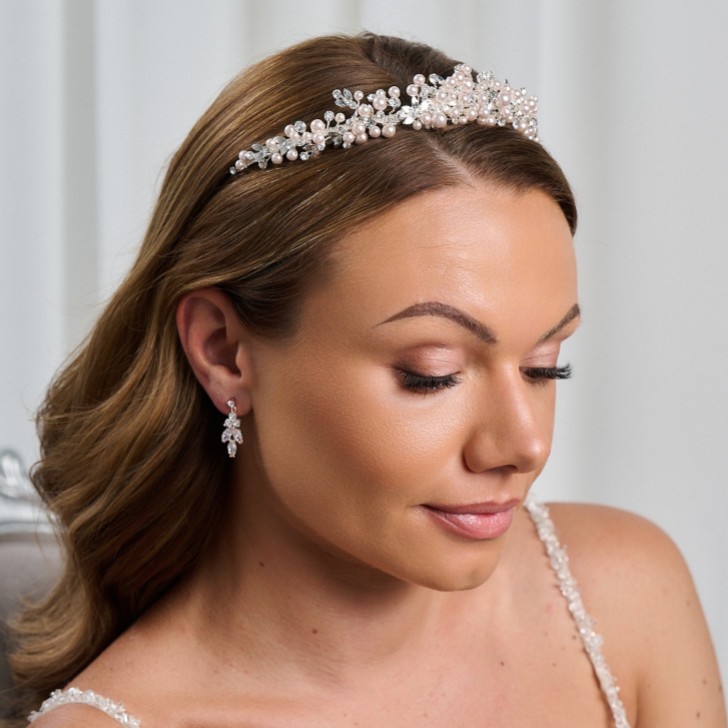 Diadema de boda con perlas y cristales en color rosa jazmín