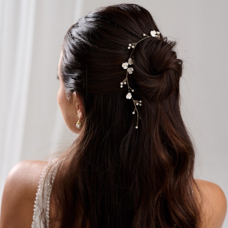Diadema de flores de marfil y ramitas de perlas para boda (dorada)