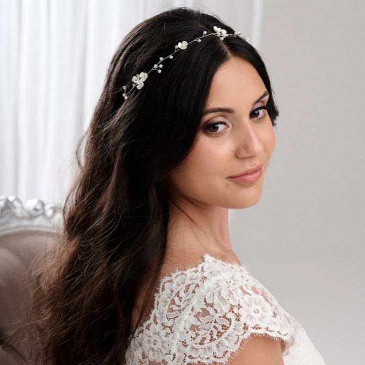 Diadema de flores de marfil y ramitas de perlas para boda (plateada)