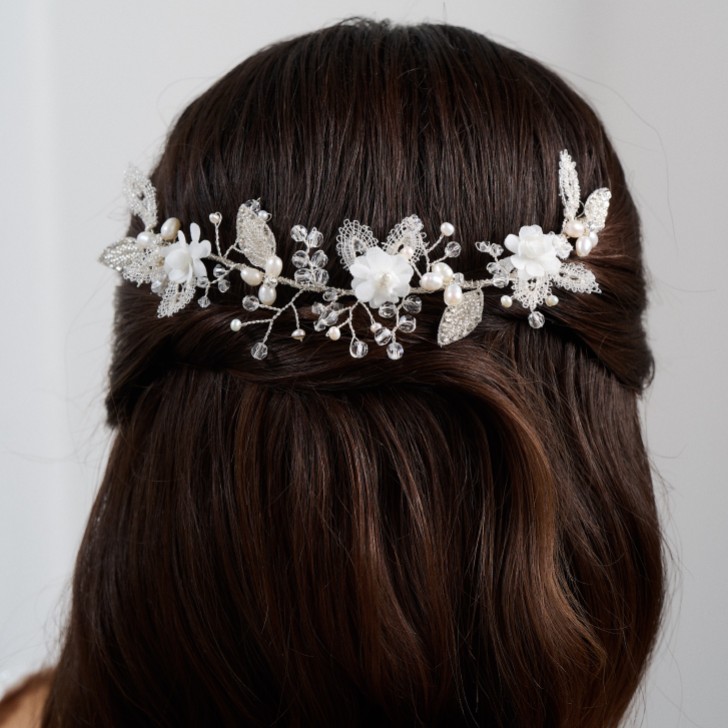 Diadema de perlas con hojas plateadas y flores marfil