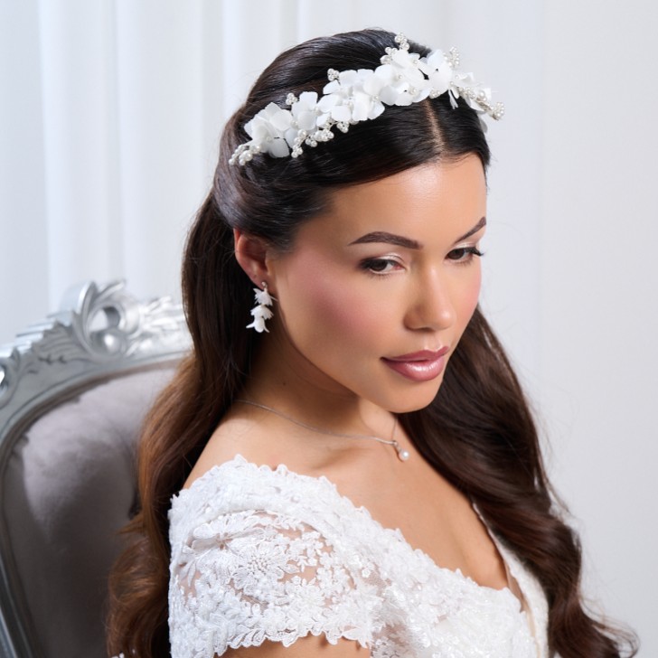 Diadema nupcial con flores de tela de hortensias en color marfil y perlas