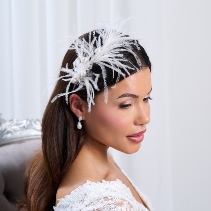 Diadema vintage de plumas en color marfil de Vauderville