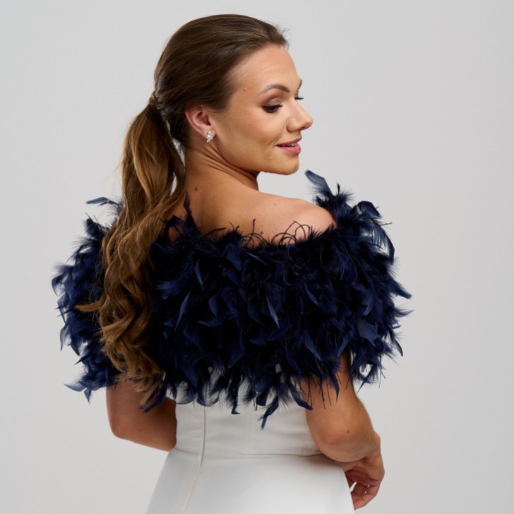 Estola nupcial de plumas de avestruz en azul marino de Bardot
