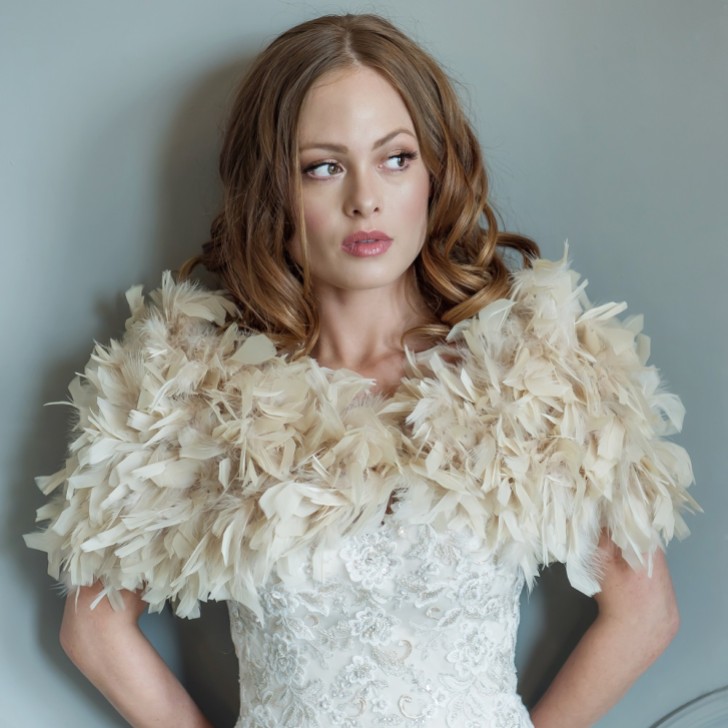Estola nupcial «Olivia Champagne» con volantes y plumas