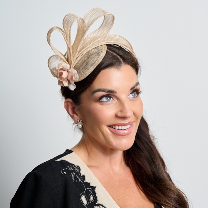 Fascinador de boda de sinamay con pliegues laterales sencillos en color champán