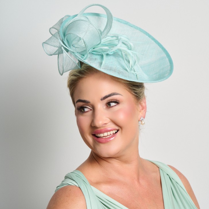 Fascinador de boda grande con disco de sinamay en verde menta