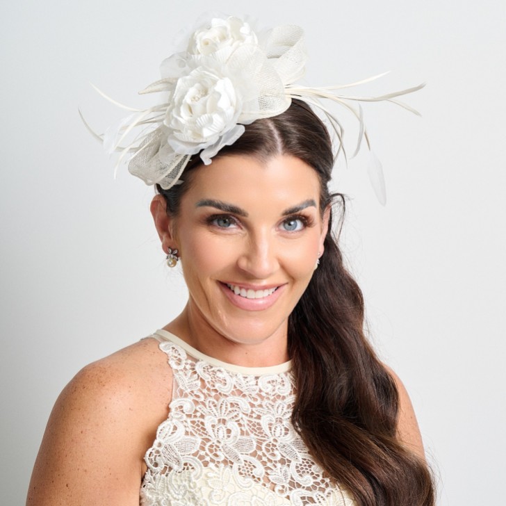 Fascinador de casamento com penas e motivos florais em creme