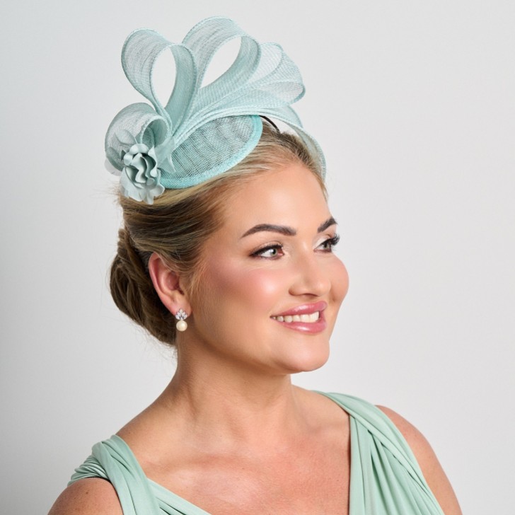 Fascinador de casamento em sinamay verde-menta com pregas laterais simples