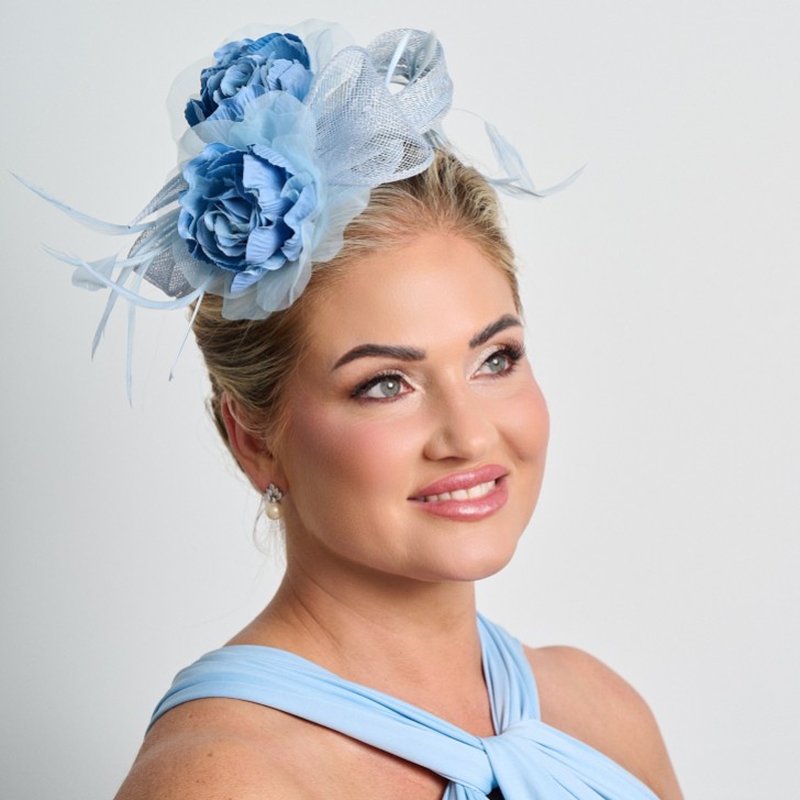 Fascinador de casamento floral azul claro com penas