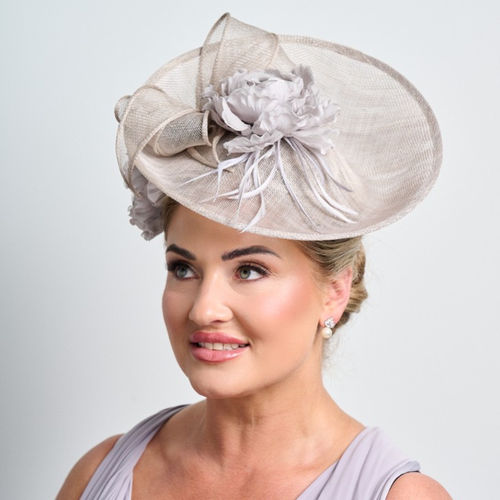 Fascinateur de mariage à large disque en sinamay avec motif floral gris argenté