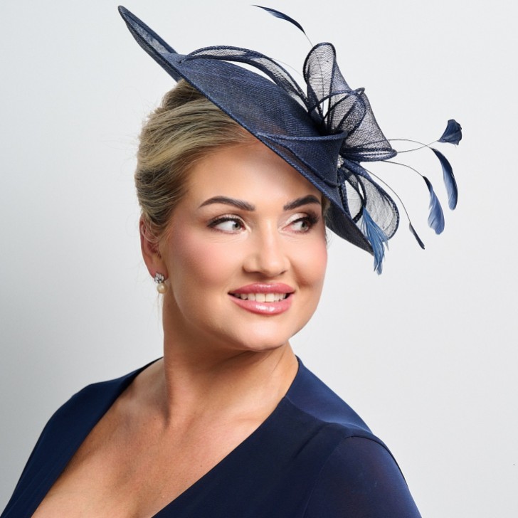 Fascinateur de mariage à large disque en sinamay avec nœud en diamant bleu marine