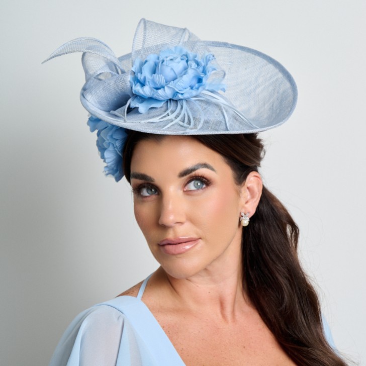 Fascinateur de mariage à large disque en sinamay et à motif floral bleu clair