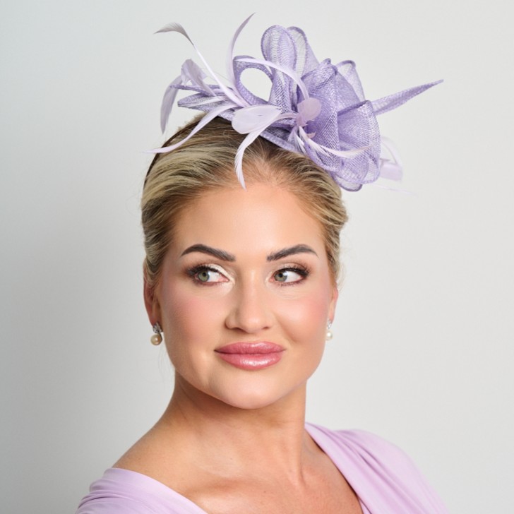 Fascinator da sposa in sinamay e piume lilla