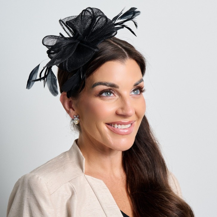 Fascinator da sposa nero in sinamay e piume