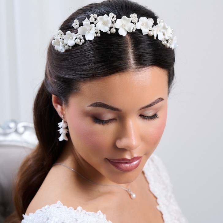 Fita para o cabelo de cerâmica em tom marfim com flores e pérolas da Trinity