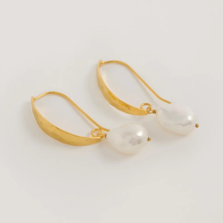 Freya Rose Brincos com pérolas barrocas em ouro martelado
