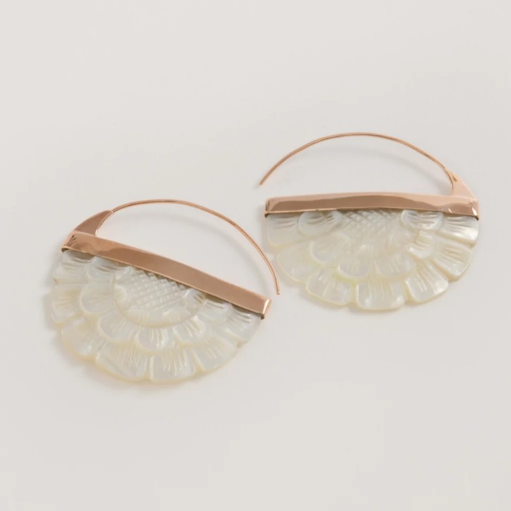 Freya Rose Brincos de argola em forma de rosa, esculpidos à mão em madrepérola