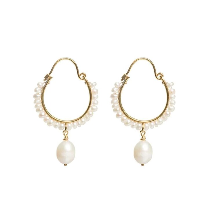 Freya Rose Brincos de argola pequenos estilo boho com pingentes em forma de pêra dourados e perolados