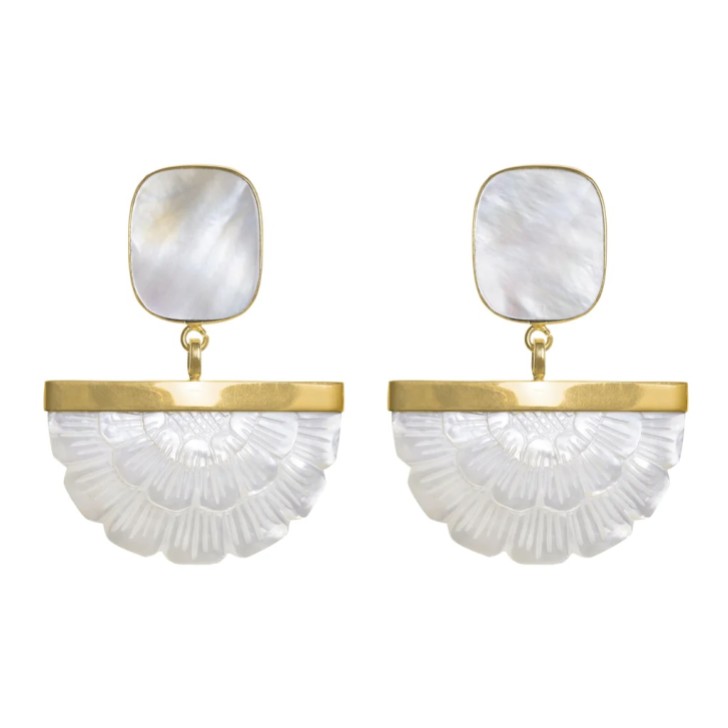 Freya Rose Brincos pendentes em forma de leque com rosas em madrepérola esculpidas à mão em ouro