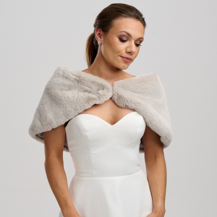 Helen Moore Nebelgraues Kunstfell-Hochzeitstuch