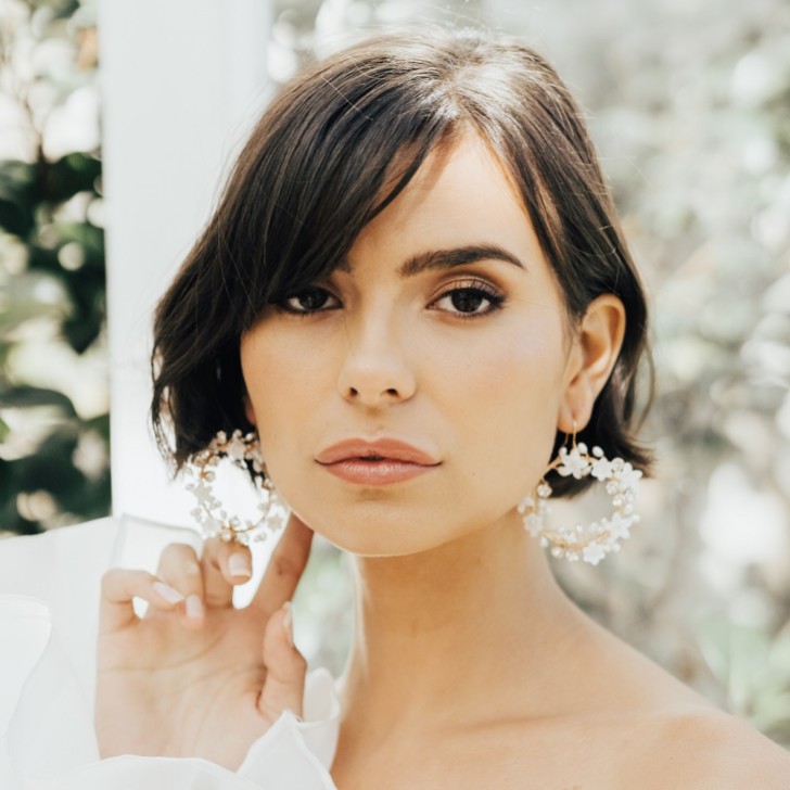 Hermione Harbutt Brincos de argola com flores em madrepérola da Elspeth