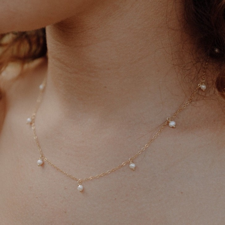 Hermione Harbutt Colar com corrente de pérolas delicadas em forma de gota de chuva