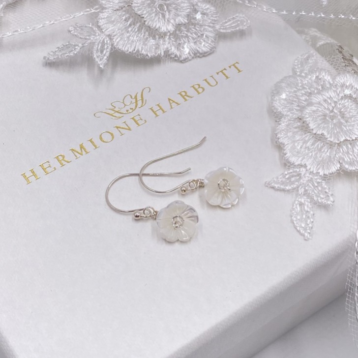 Hermione Harbutt Kolczyki z motywem kwiatowo-kroplowym z masy perłowej „Bianca”