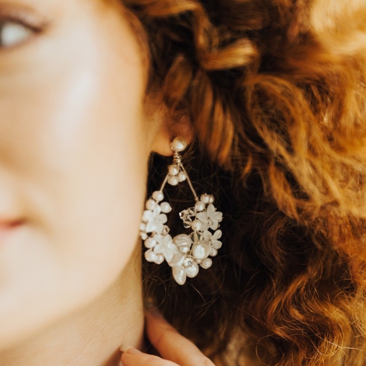 Hermione Harbutt Pendientes de araña con motivos florales «Fleurette»