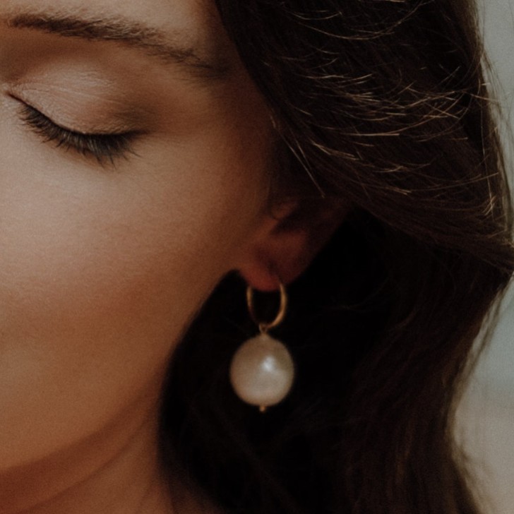 Hermione Harbutt Pendientes de aro con perlas barrocas grandes de Adele