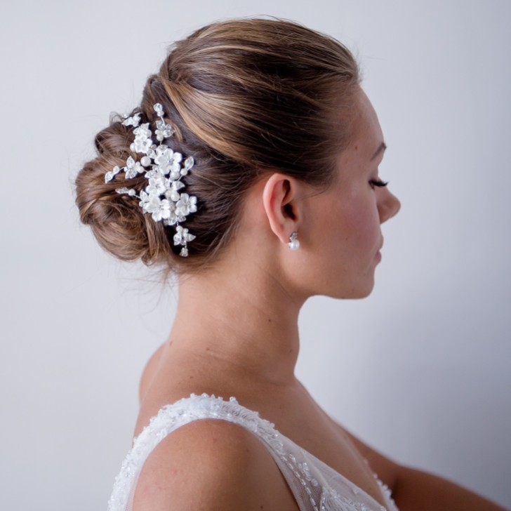 Horquilla de boda con flores de porcelana de magnolia y hojas de cristal