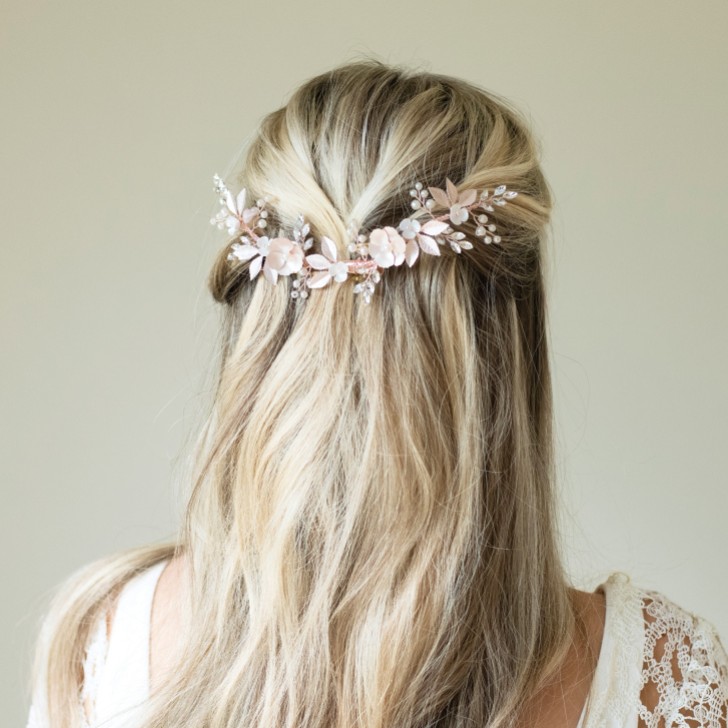 Ivory and Co Grampo de cabelo em forma de meia-lua com motivos florais em ouro rosa, cristais e pérolas