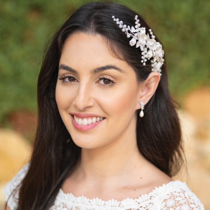 Ivory and Co Grampo de cabelo floral prateado com pérolas «Sonho de Primavera»