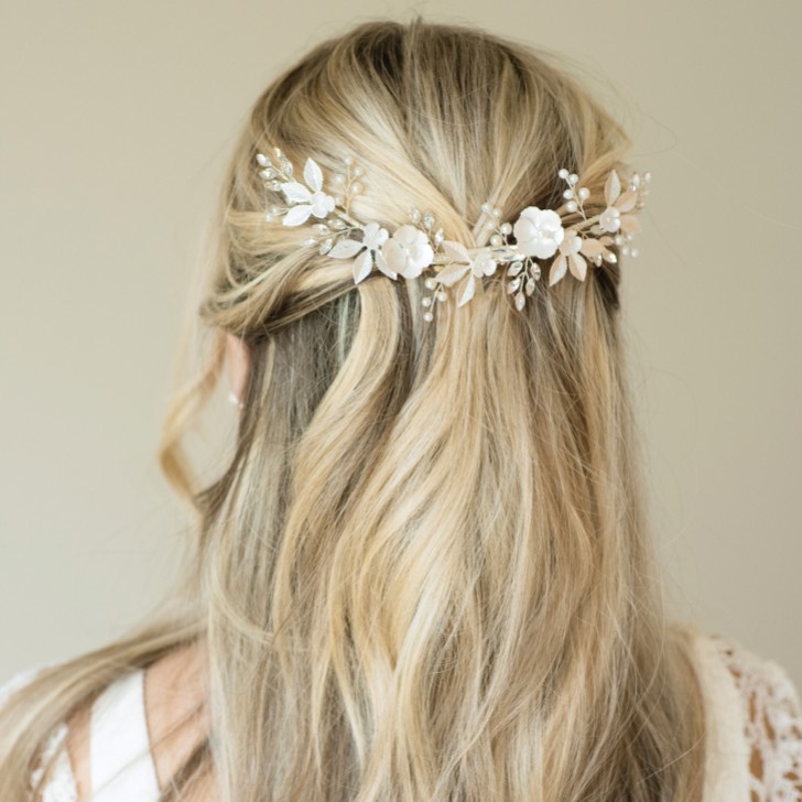 Ivory and Co Horquilla floral en forma de media luna con cristales y perlas «Silver Bloom»