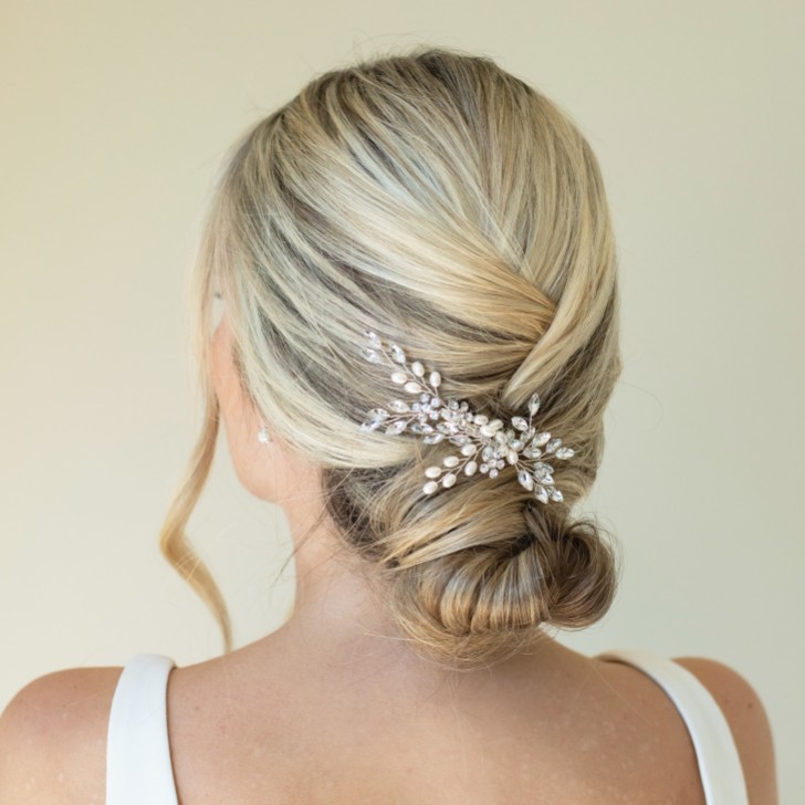 Ivory and Co Pente de cabelo delicado com cristais e pérolas em tom prateado cintilante