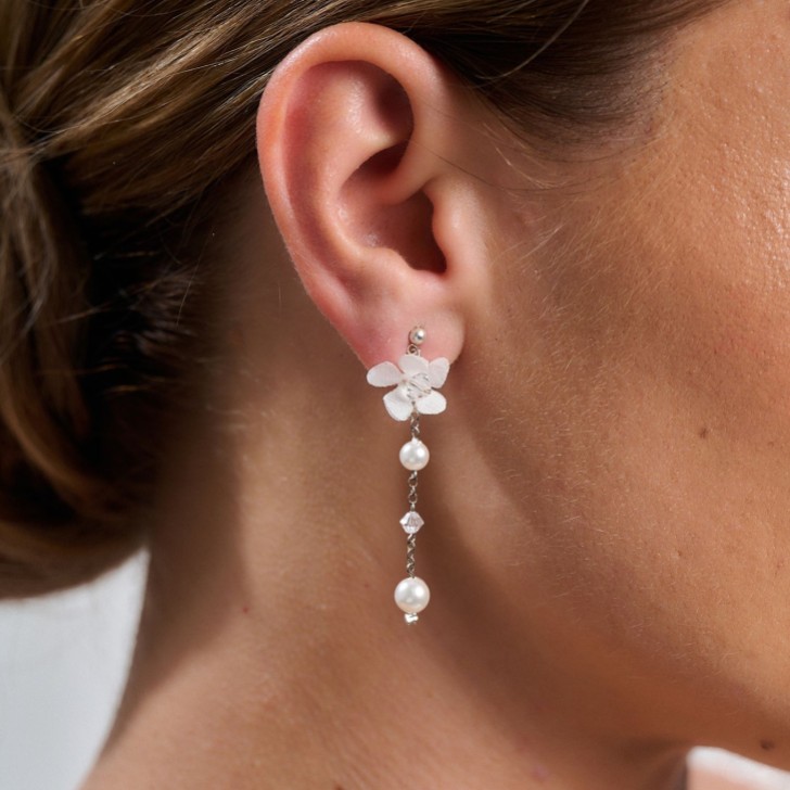 Kolczyki z kwiatami z perełkami i kryształowymi kroplami