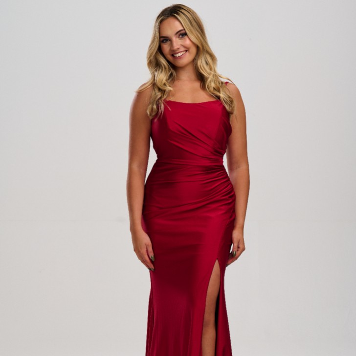 Linzi Jay Vestido de baile em cetim elástico com franzido nas costas, corte cruzado e fenda