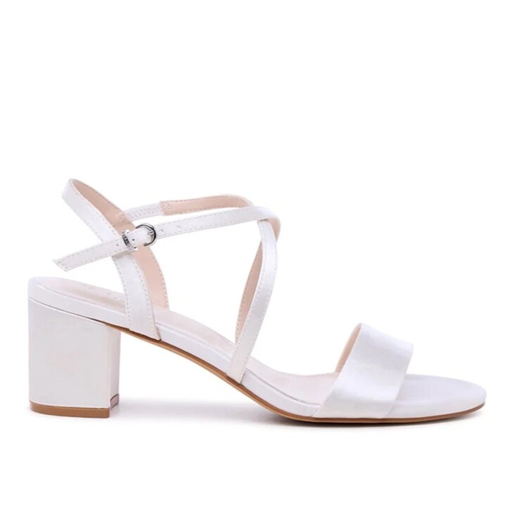 Paradox London Sandales Amaris en satin ivoire, coupe large, avec bride mi-haute