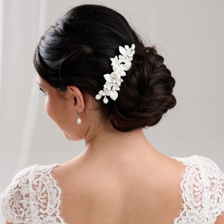 Peineta de boda con flores de porcelana color marfil y perlas