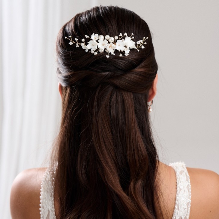 Peineta de boda con flores de porcelana color marfil y perlas (dorada)