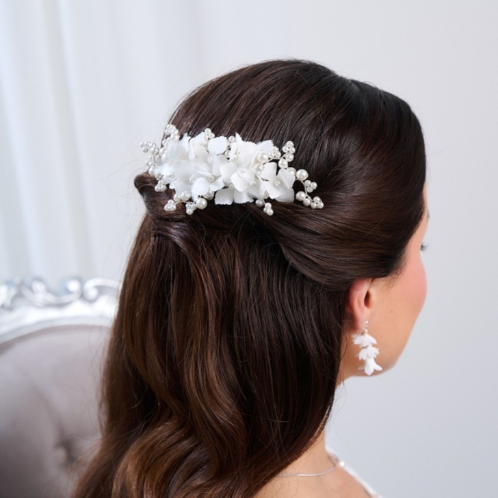 Peineta nupcial con flores de tela de hortensias color marfil y perlas