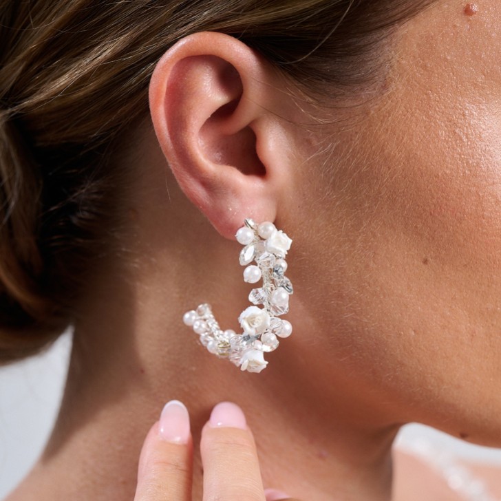 Pendientes de aro de plata con flores de porcelana color marfil Amelia