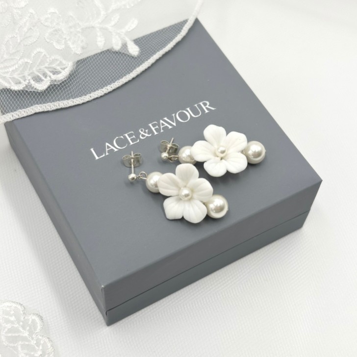 Pendientes de cerámica con forma de flor y perlas de Trixie Ivory