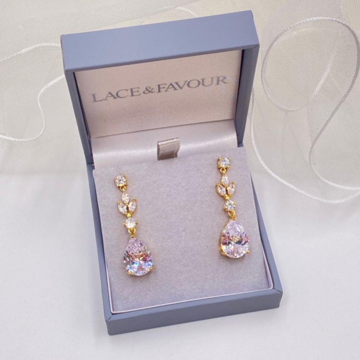 Pendientes largos Lilibeth con circonitas doradas