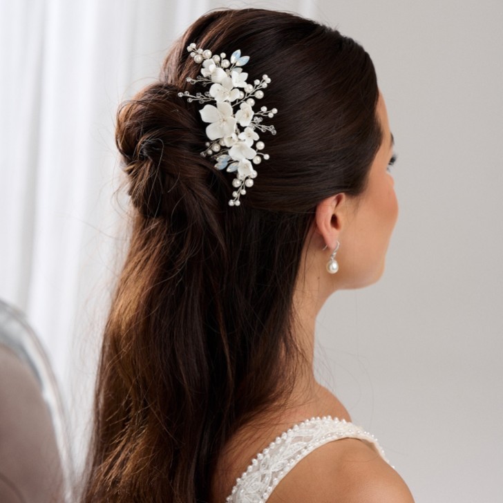 Pente de cabelo com flores em porcelana cor de marfim das Seychelles, pérolas e cristais