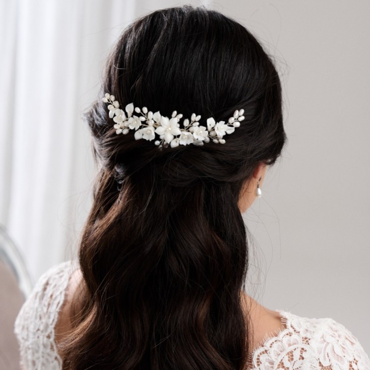 Pente de cabelo para casamento com flores de porcelana em marfim Edelweiss e pérolas