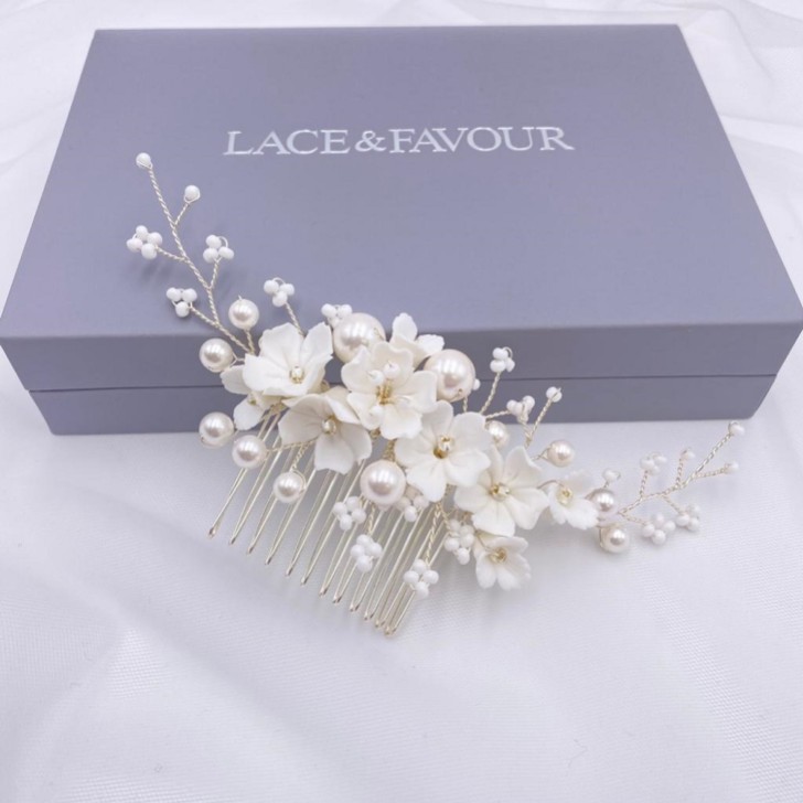 Pente de cabelo para casamento com flores de porcelana em tom marfim e pérolas (prateado)