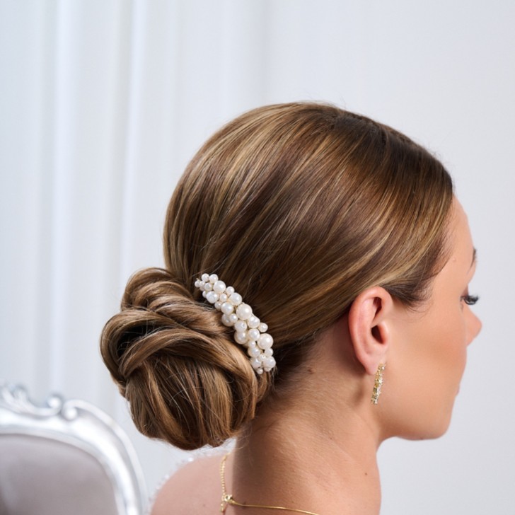 Pente de cabelo pequeno com pérola de água doce e detalhes dourados da Bea