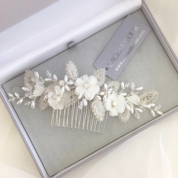 Pente de cabelo Sabrina com folhas com miçangas e flores em cristal opalino cor de marfim